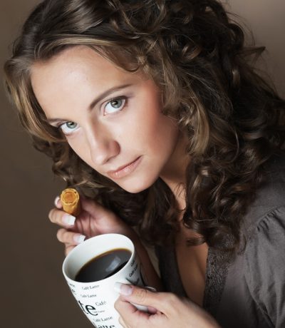 woman-with-coffee-cookies
